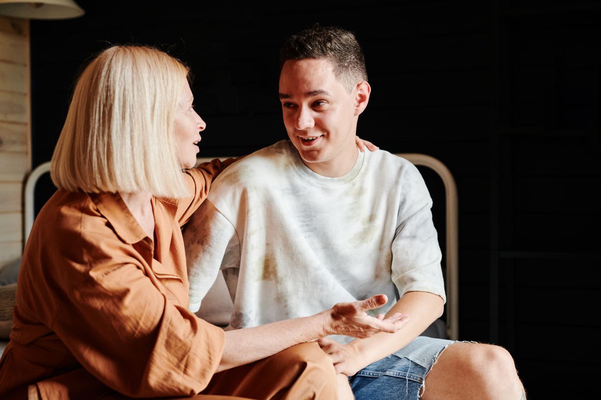 Parent having a calm, supportive conversation with their teenage child about school anxiety